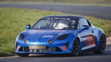 Alpine A110 - Right front side - Cup