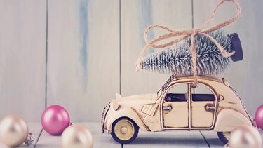 Miniatur Auto mit Weihnachtsschmuck