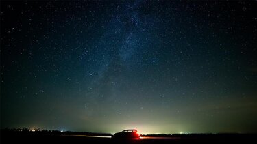 Auto bei Nacht mit Sternenhimmel