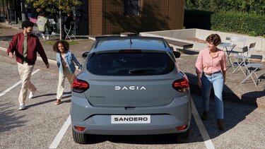 Dacia Sandero mit Familie zu sehen