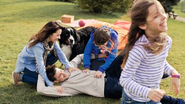 Eine Familie ohne Sorgen bei Spielen 