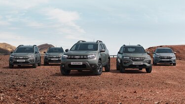5 Dacia Fahrzeuge stehen in der Wüste nebeneinander