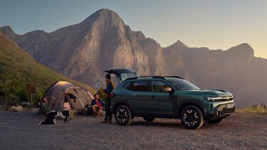 Kamper in freier Natur vor neuem Dacia Duster