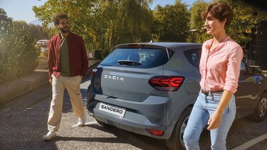 Dacia Sandero – Abbildung – Fahrer und Beifahrer steigen aus dem Fahrzeug