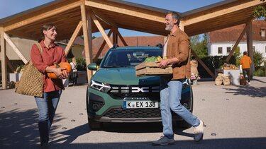 Dacia Sandero – Abbildung – Fahrer und Beifahrer steigen aus dem Fahrzeug