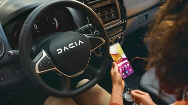 Der neue Dacia Spring – Induktionsladegerät für Smartphones