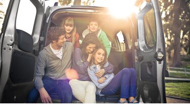 Familie im Kofferraum des Dacia Dokker