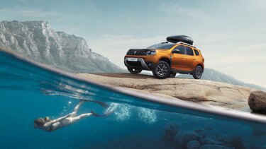 Dacia Duster bei Ausflug an einem See 