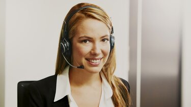 Hotline Mitarbeiterin mit Kopfhörer