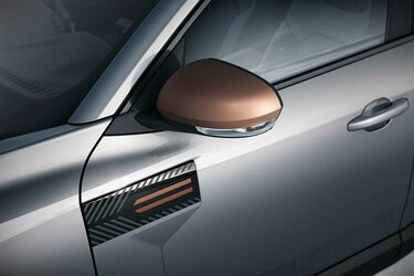 Exterior and interior trim elements in Copper Brown - Dacia Bigster Extreme