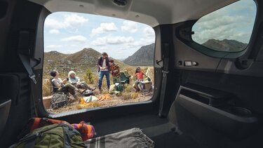 visual de família, vista a partir da bagageira de um Dacia