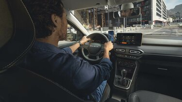 widok wnętrza samochodu Dacia z kierowcą