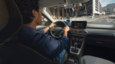 immagine interni veicolo Dacia con conducente
