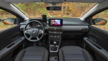 wnętrze samochodu wyposażenie multimedialne