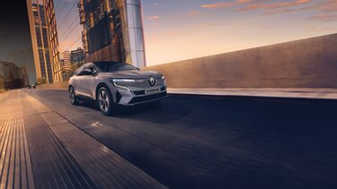 Renault Megane E-Tech 100 % eléctrico: diseño exterior del vehículo en la vía