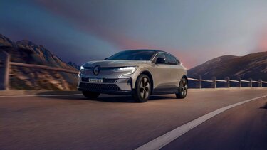 Renault Megane E-Tech 100 % eléctrico: diseño exterior del vehículo en la vía