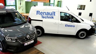 Zwei Renault Autos in Schulungsumgebung 