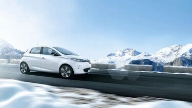 Renault Zoe E-Tech 100% electric auf winterlicher Straße
