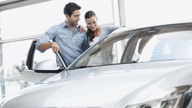 Pärchen beim Kauf eines Renault 