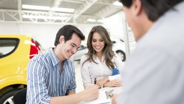 Ein Paar unterzeichnet ihren RENAULT Finance Kredit
