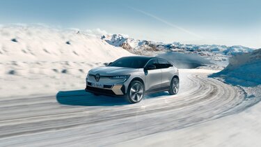 Renault Megane E-Tech auf einer schneebedeckten Fahrbahn