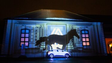 Renault Megane E-Tech vor Schönbrunn Gebäude mit Lichtshow