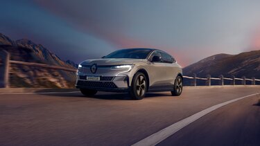 Renault Megane E-Tech 100% elétrico - design externo - carro na estrada