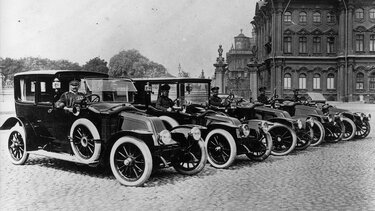 Die ersten Renault Fahrzeuge mit vier angetriebenen Rädern rollen 1923 aus dem Werk in Billancourt 