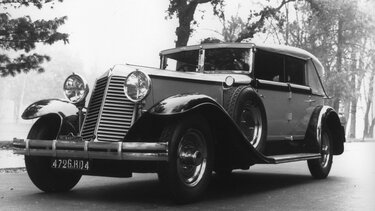 Renault Wagen fährt auf der Straße in der Nachkriegszeit