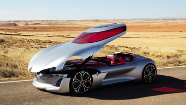 Renault Concept Car parkt mit offener Haube am Straßenrand in der Wüste