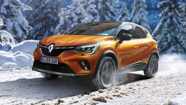 Renault Captur im Winter auf der Straße