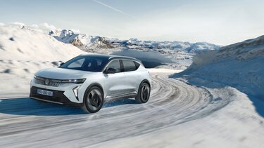 Renault Fahrzeug unterwegs auf Winterlandschaft