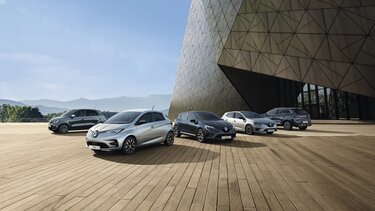 Renault PKW Range vor moderner Architektur