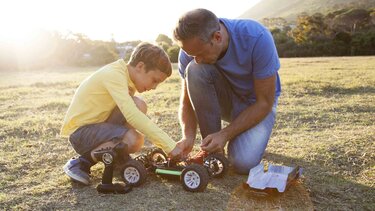 Vater mit Sohn bauen ein Modellauto