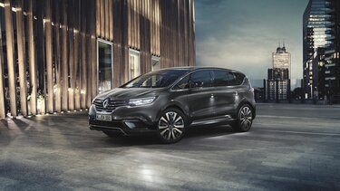 Der Renault ESPACE vor moderner Architektur