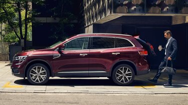 Der Renault KOLEOS auf der Schnellstraße vor Skyline