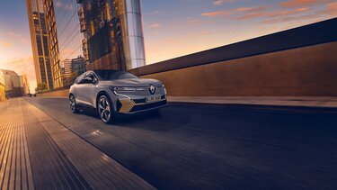Der Renault Megane E-Tech 100% elektrisch – Außendesign – Fahrzeug auf der Straße