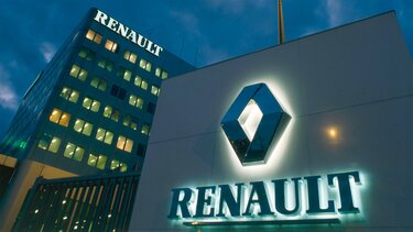 Renault Logo auf Tafel vor dem Hauptsitz