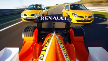 Zwei gelbe Renault Stadtautos fahren hinter einem Renault Formel 1 Wagen hinterher