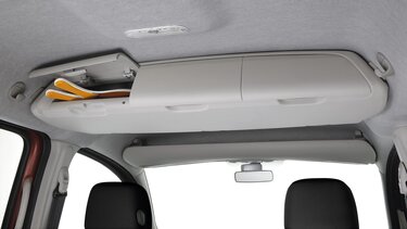 ثلاث وحدات تخزين في الجزء الخلفي من مقاعد السيارة الأمامية ووحدة تخزين في الجزء الأمامي العلوي من داخل سقف السيارة