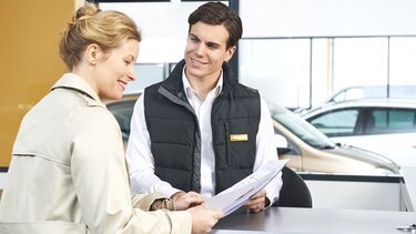 Renault Service - Un employé de garage Renault discute avec une cliente