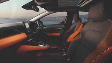 Renault CAPTUR orange interior