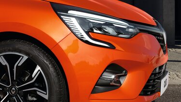 CLIO orange exterior