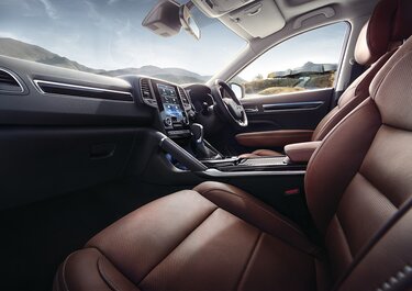 Renault KOLEOS interior, dashboard, steering wheel and multimedia screen