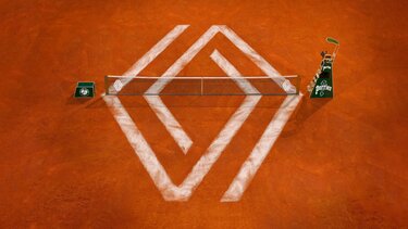 Campo da tennis Roland Garros con il logo Renault