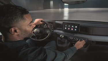 immagine lifestyle in città Renault Megane e-tech
