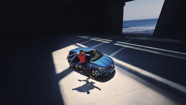 visuel lifestyle Renault Mégane en extérieur pour assurance emprunteur
