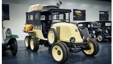 RENAULT SIX-ROUES TYPE MH jaune exposition