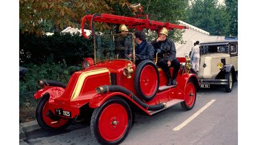 RENAULT TYPE LO FIRE ENGINE on the road