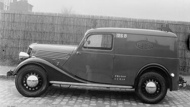 RENAULT CELTAQUATRE side view black and white